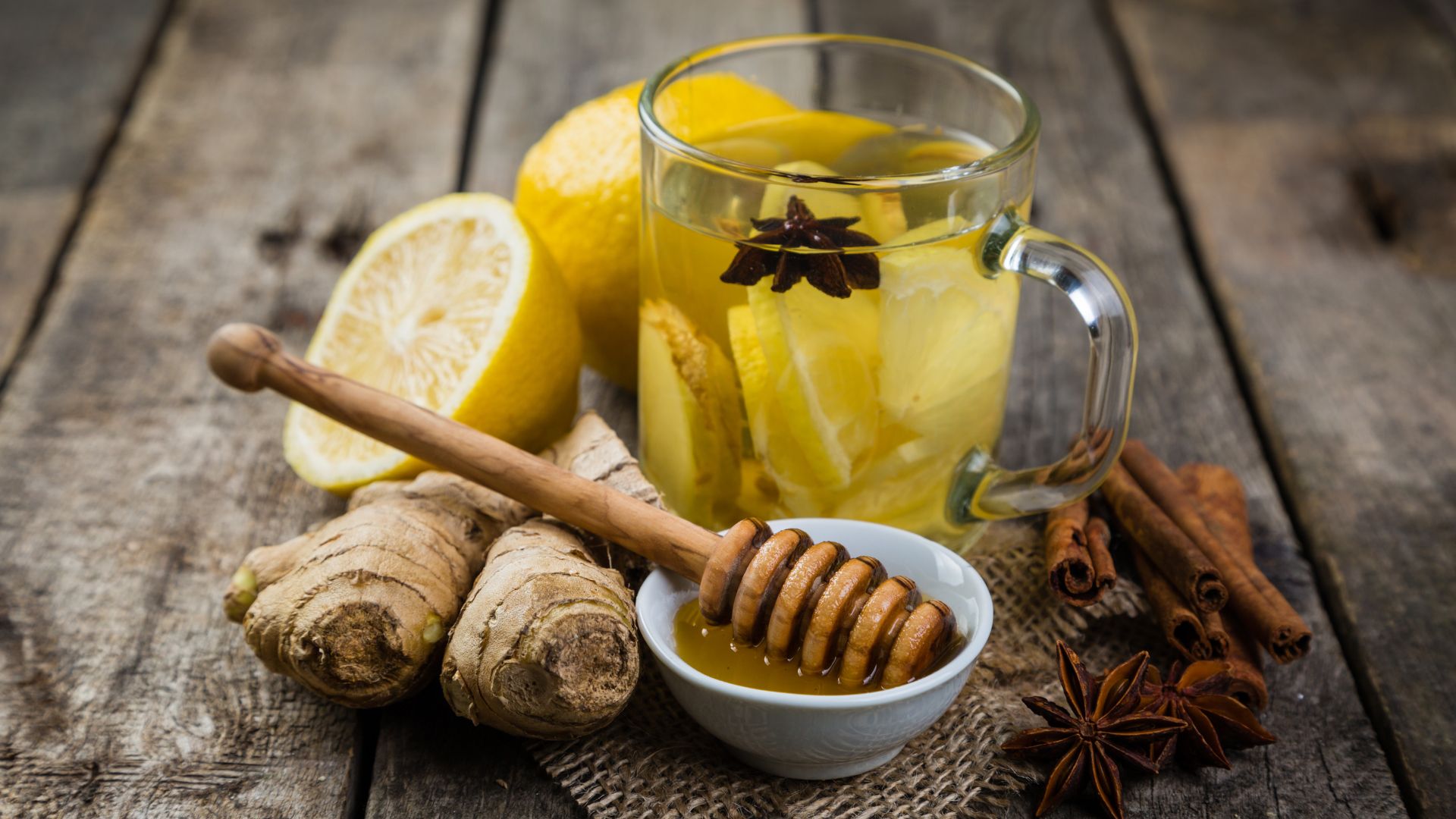 Ingwer, Zitrone und Honig als natürliche Hausmittel zur Stärkung des Immunsystems und zur Fastenzeit ohne Druck