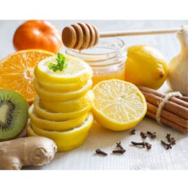 Vitamin C aus Zitrone, Kiwi und Orange kombiniert mit Honig und Knoblauch – natürliche Unterstützung fürs Immunsystem