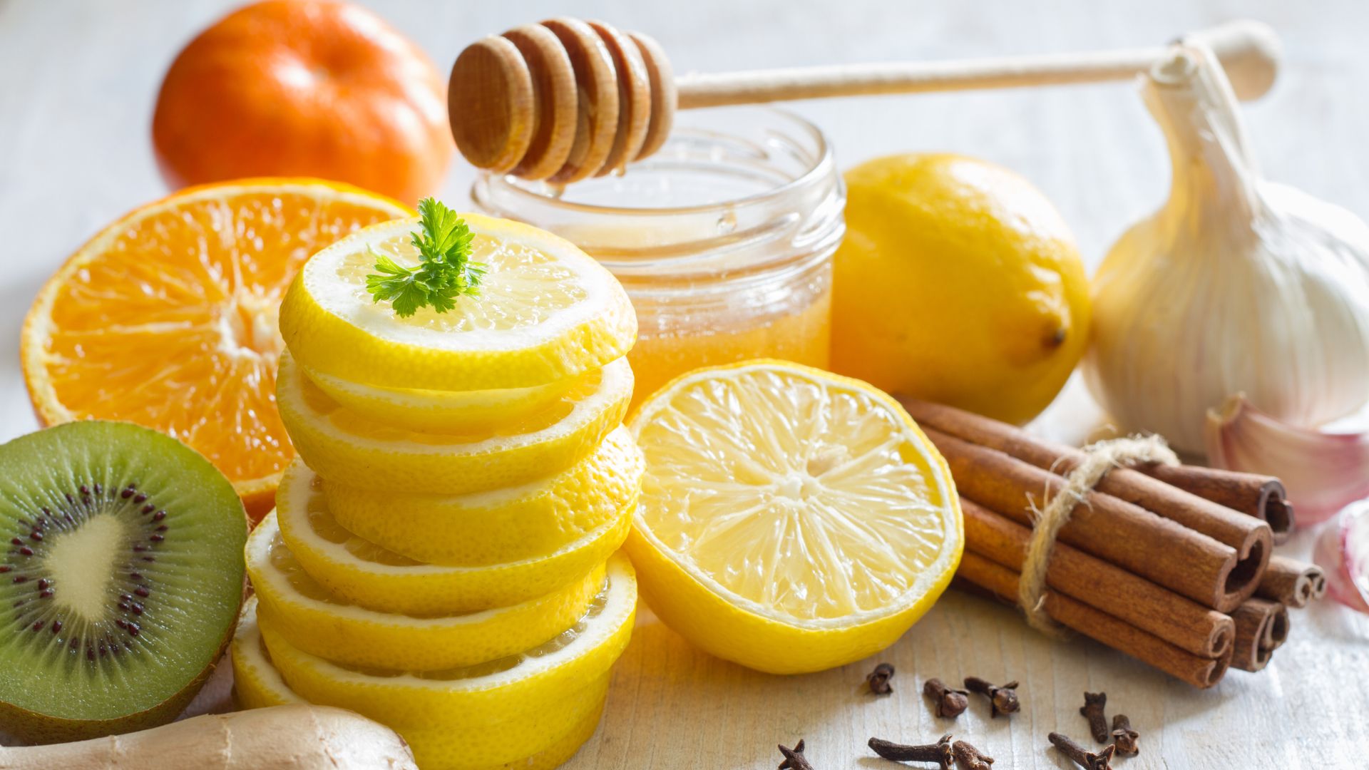 Vitamin C aus Zitrone, Kiwi und Orange kombiniert mit Honig und Knoblauch – natürliche Unterstützung fürs Immunsystem