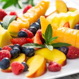 Frisches Obst mit Beeren, Melone und Ananas – vitaminreiche Ernährung für starke Abwehrkräfte