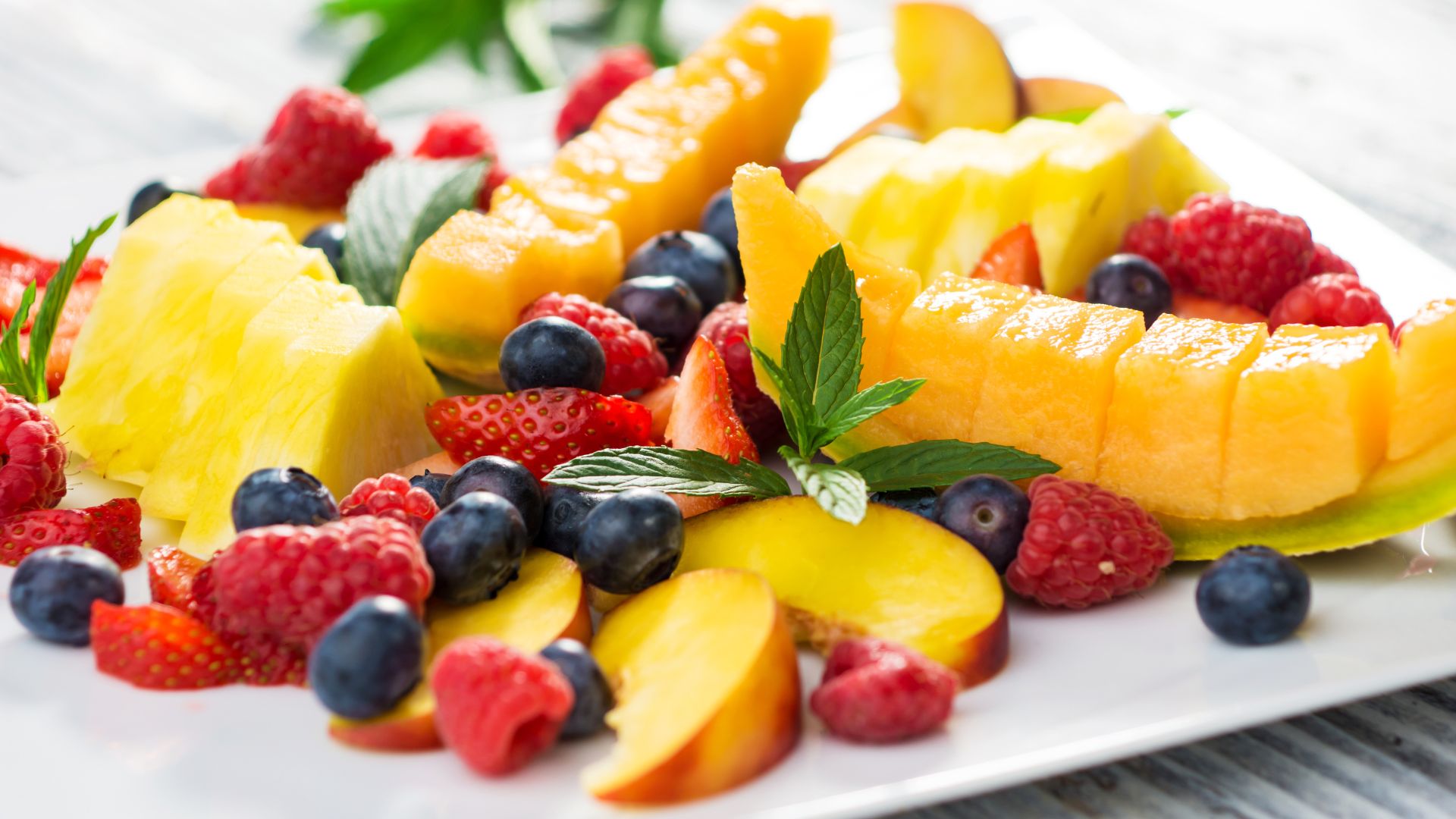 Frisches Obst mit Beeren, Melone und Ananas – vitaminreiche Ernährung für starke Abwehrkräfte