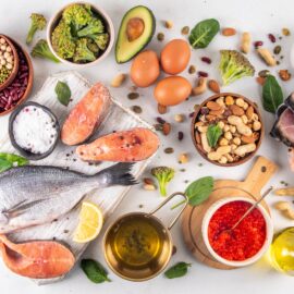 Hochwertige-Fettquellen-aus-Fisch-Avocado-Nuessen-Samen-und-pflanzlichen-Oelen