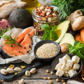 Omega-3-reiche-Lebensmittel-wie-Lachs-Avocado-Nuesse-und-hochwertiges-Oel