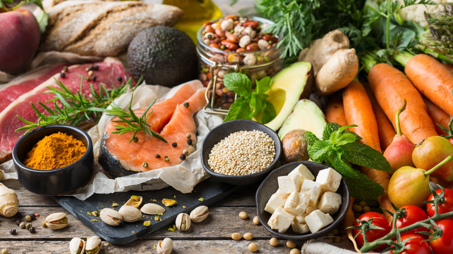 Omega-3-reiche-Lebensmittel-wie-Lachs-Avocado-Nuesse-und-hochwertiges-Oel