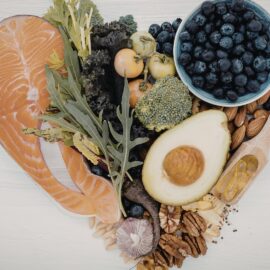 Omega-9-Fettsaeuren-aus-Avocado-Nuessen-und-hochwertigen-pflanzlichen-Oelen