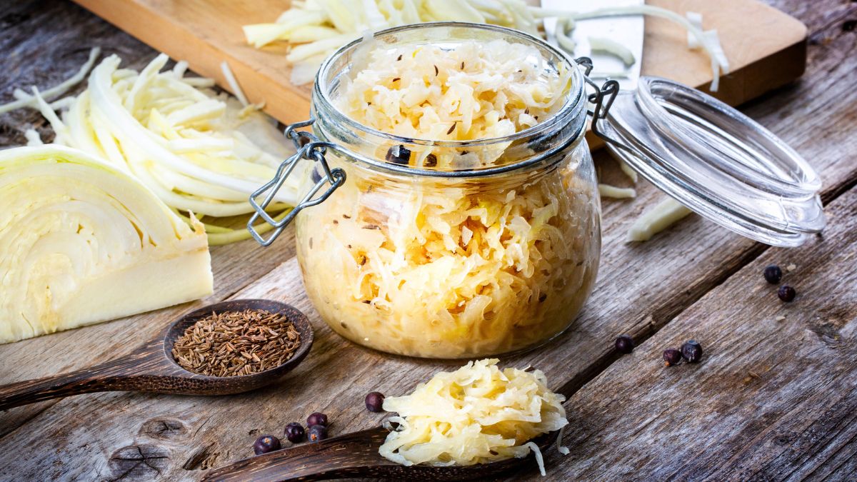 Glas mit frischem Sauerkraut – Probiotika für ein gesundes Haut-Mikrobiom