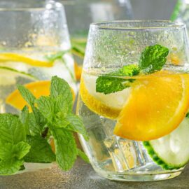 Glas Wasser mit Gurkenscheiben und Minze – Feuchtigkeit für die Haut