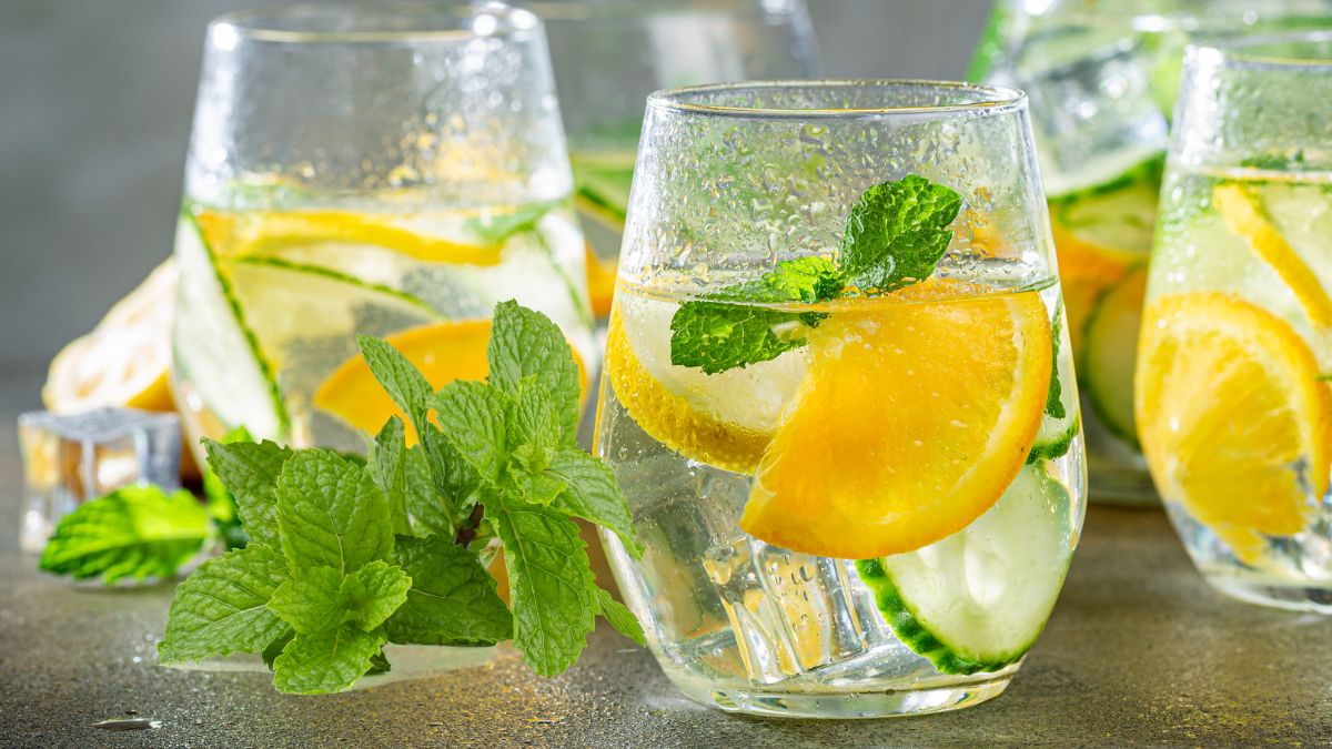 Glas Wasser mit Gurkenscheiben und Minze – Feuchtigkeit für die Haut