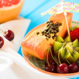 Sommerfrüchte auf demTeller – Symbol für Hautgesundheit und Sonnenschutz von innen