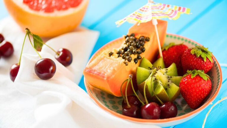 Sommerfrüchte auf demTeller – Symbol für Hautgesundheit und Sonnenschutz von innen